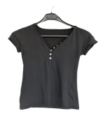 Sin marca. Camiseta manga corta negra con botones.