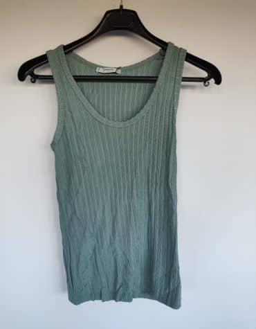 Mango. Camiseta de tirantes
verde haciendo dibujos