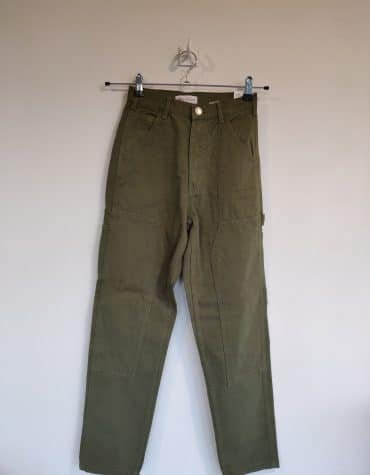 Zara.
Pantalón verde militar con bolsillos