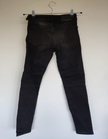 Zara. Pantalón vaquero negro
con tachuelas a los lados