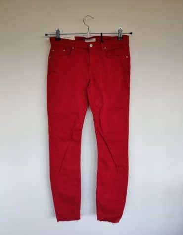 Zara. Pantalón vaquero rojo
skinny con los bajos deshilachados