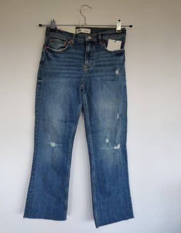 Stradivarius. Pantalón  vaquero campana con la cintura deshilachada