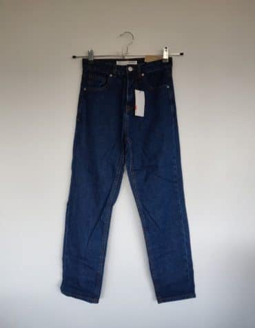 Stradivarius. Pantalón
vaquero azul oscuro con tiro alto y botones