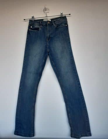 Amichi. Pantalón vaquero azul
look desgastado. NUEVO