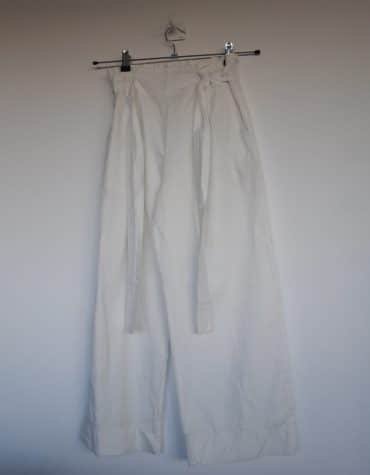 Stradivarius. Pantalón
vaquero blanco ancho, con cinturón