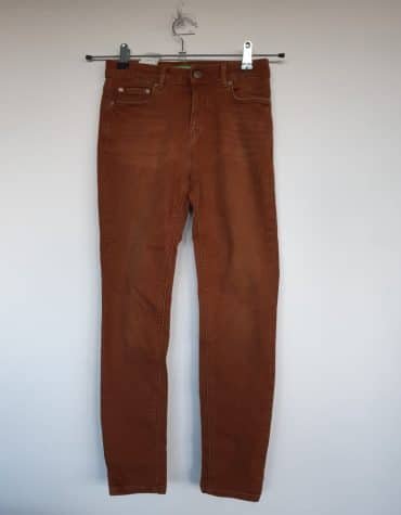 Benetton. Pantalón vaquero
marrón. NUEVO