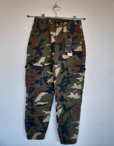 Bershka. Pantalón vaquero estampado militar, tipo jogger. NUEVO
