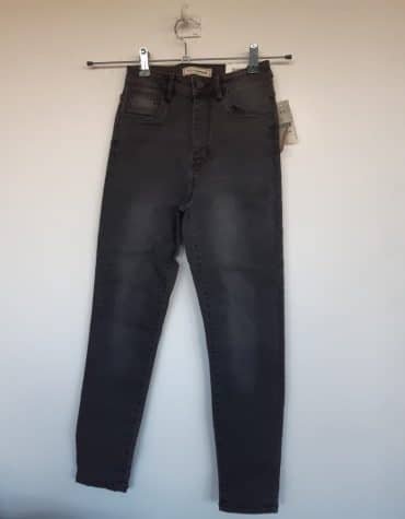 Pimkie. Pantalón vaquero negro de tiro alto. NUEVO