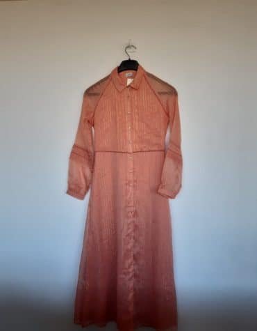 Pimkie. Vestido salmón con
rayas doradas de seda. Nuevo