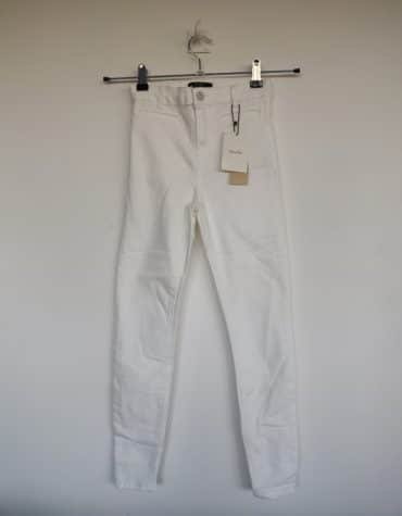 Bershka. Pantalón vaquero blanco