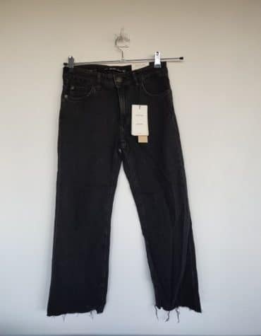 Bershka. Pantalón vaquero
negro ancho