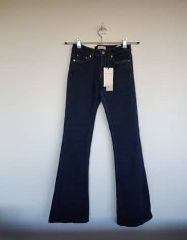 Zara. Pantalón vaquero azul
de campana