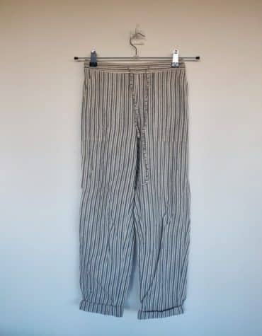 Okeysi. Pantalón a rayas azul
marino y blanco