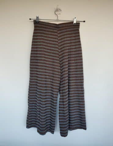 Sfera. Pantalón con
estrampado de triángulos azules y marrones