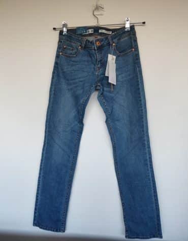 Sfera. Pantalón vaquero azul
de tiro medio. NUEVO