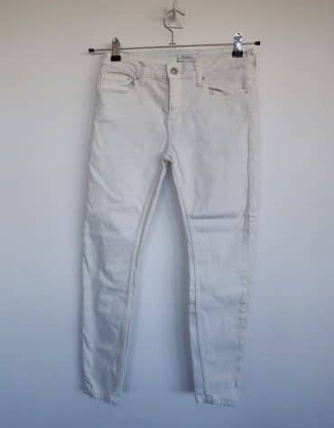 Zara. Pantalón vaquero blanco