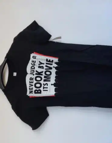 American Apparel. Camiseta negra con un texto dentro de un libro.