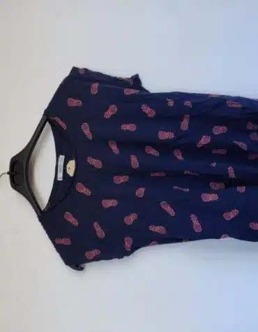 Mango. Camiseta azul con piñas rosas.