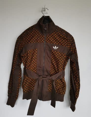 Adidas. Chaqueta con cinturón
marrón con estampado vintage